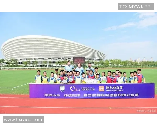 在足球明星的光辉下小孩的梦想与成长之路