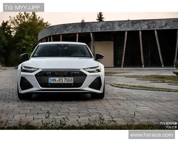 足球明星展现随性魅力与帅气风范引领潮流时尚新风尚